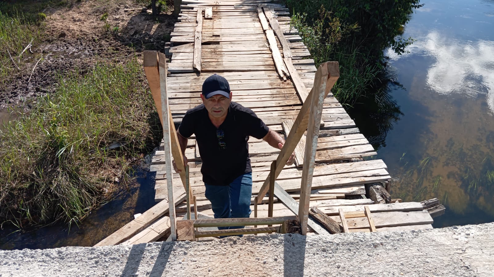 Carlinhos Pró Luz atende o chamado dos moradores e mostra obra da ponte paralisada.