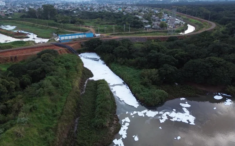 Espuma Branca no Rio dos Sinos: Desastre Ambiental Assusta Moradores
