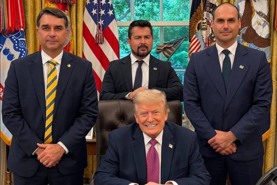 Flávio Bolsonaro se encontra com Donald Trump na Casa Branca e pediu rigor para PCC e CV.