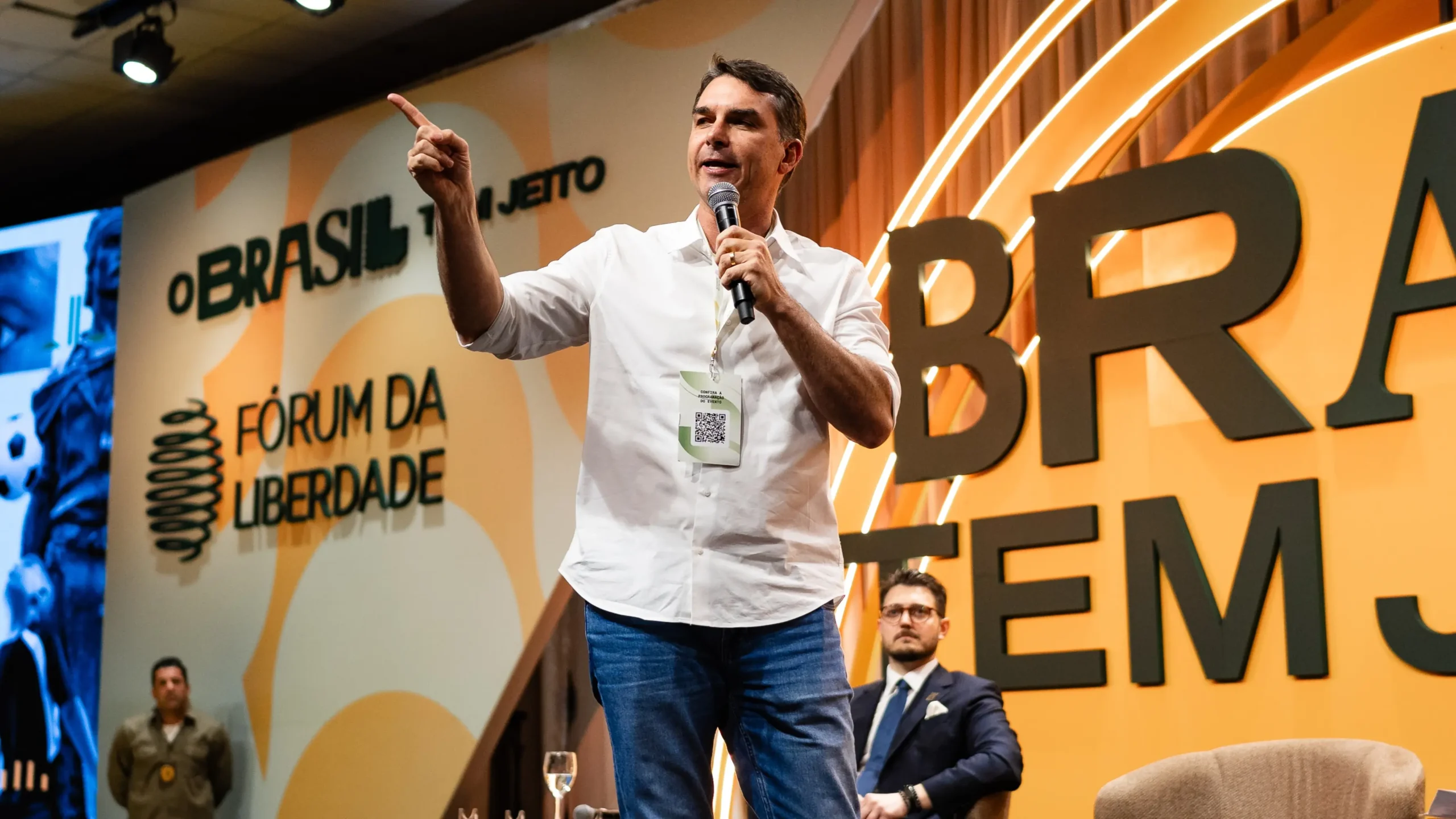 Flávio Bolsonaro Promete Fim de Medidas Tributárias no Primeiro Dia