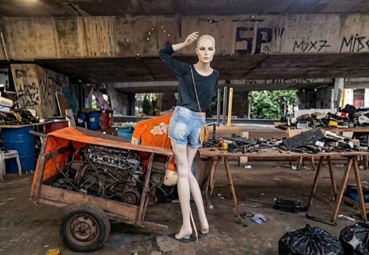Policial sem atenção aborda dois manequins