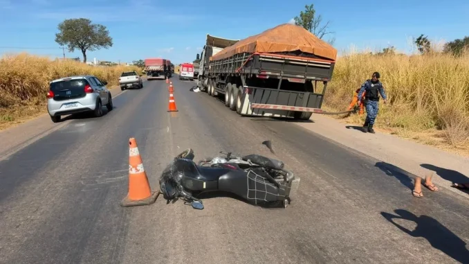 Motociclista de 17 anos morre após colisão com carro e atropelamento por carreta na BR-020