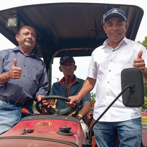 Carlinhos Pro Luz e Meletinha conseguiram trator para o Povoado do Canadá, via emenda do Deputado Federal Charles Fernandes.