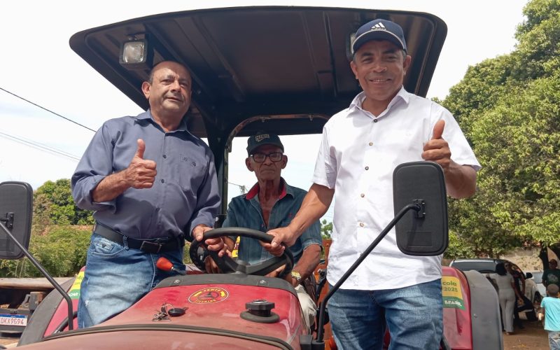 Carlinhos Pro Luz e Meletinha conseguiram trator para o Povoado do Canadá, via emenda do Deputado Federal Charles Fernandes.