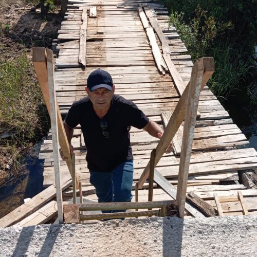 Carlinhos Pró Luz atende o chamado dos moradores e mostra obra da ponte paralisada.