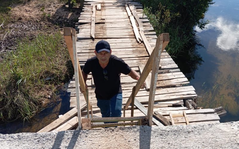 Carlinhos Pró Luz atende o chamado dos moradores e mostra obra da ponte paralisada.