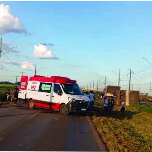 Professora morreu em colisão entre carro e carreta na BR 242 em LEM