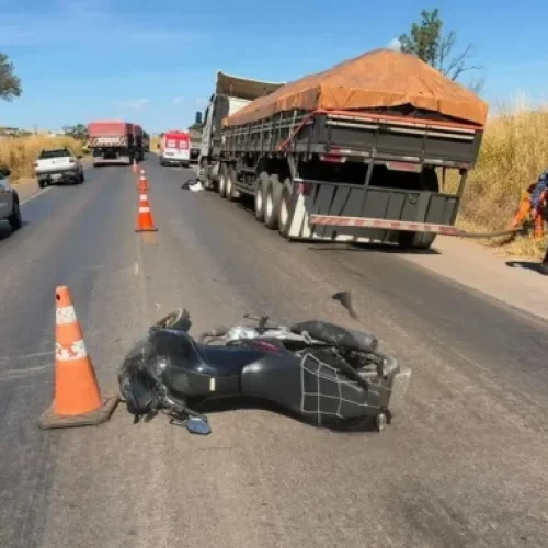 Motociclista de 17 anos morre após colisão com carro e atropelamento por carreta na BR-020