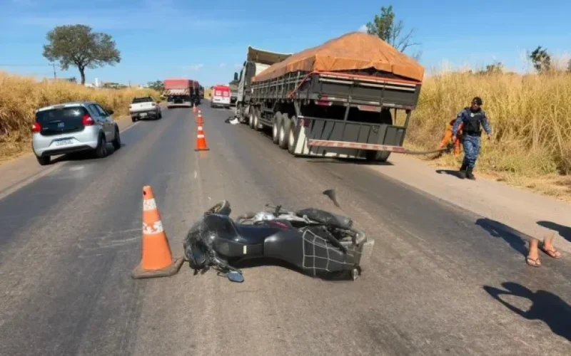 Motociclista de 17 anos morre após colisão com carro e atropelamento por carreta na BR-020