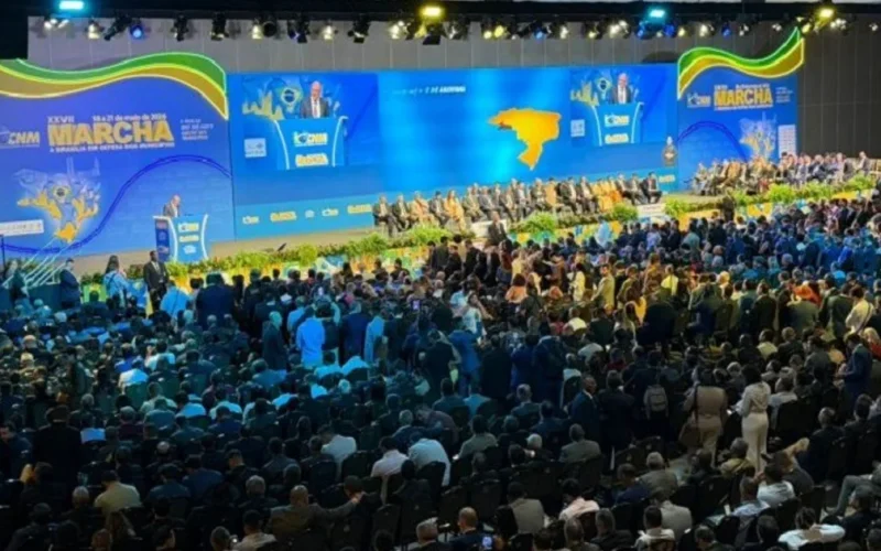 Clima Tenso em Brasília: Mesmo estando ausente, prefeitos Hostilizaram Lula em Evento
