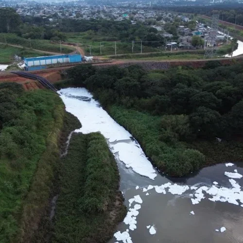 Espuma Branca no Rio dos Sinos: Desastre Ambiental Assusta Moradores