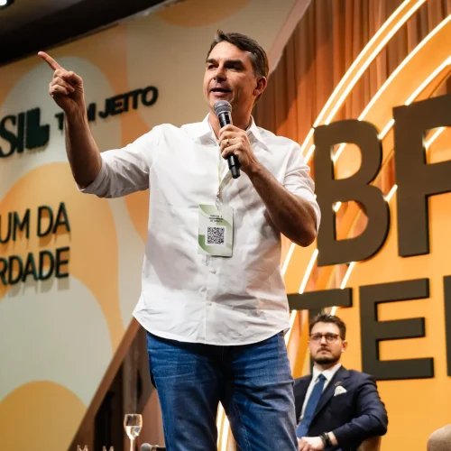 Flávio Bolsonaro Promete Fim de Medidas Tributárias no Primeiro Dia