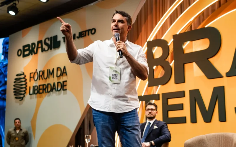 Flávio Bolsonaro Promete Fim de Medidas Tributárias no Primeiro Dia