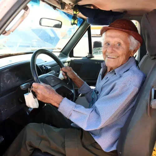 Idoso de 101 anos surpreende funcionários ao dirigir até o Detran para renovar CNH