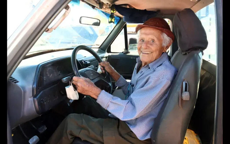 Idoso de 101 anos surpreende funcionários ao dirigir até o Detran para renovar CNH
