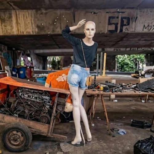 Policial sem atenção aborda dois manequins
