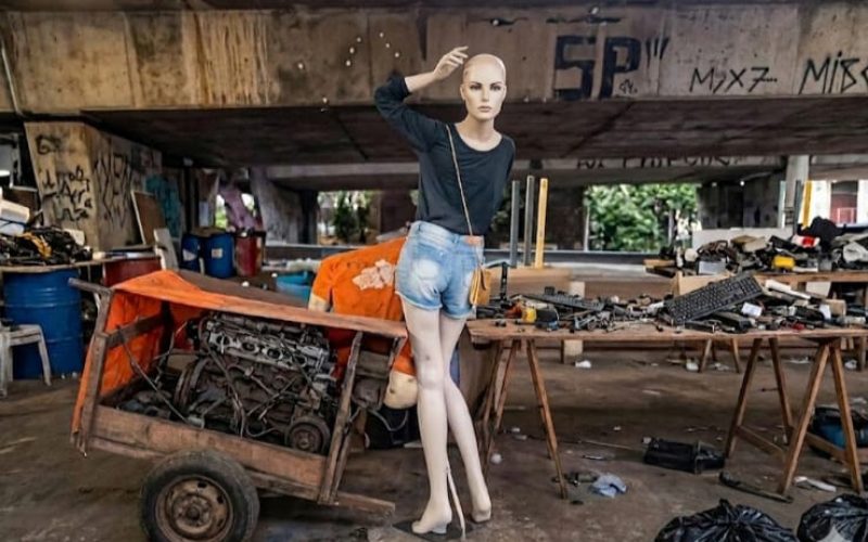 Policial sem atenção aborda dois manequins