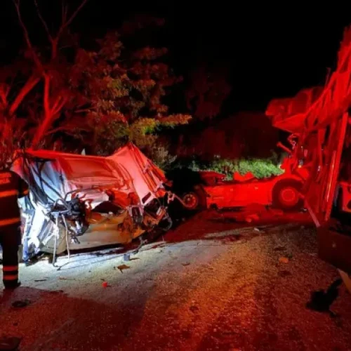 Grave acidente entre carretas deixa um morto na BR-020, no oeste da Bahia