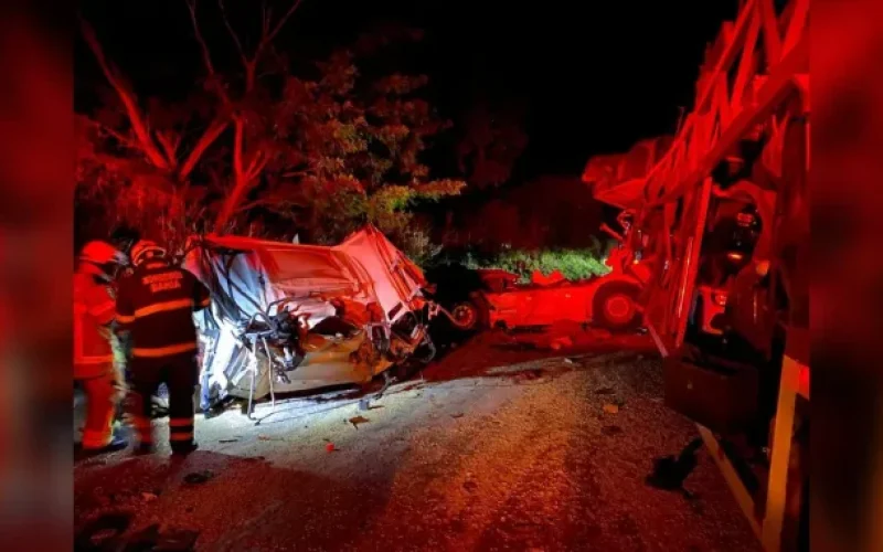 Grave acidente entre carretas deixa um morto na BR-020, no oeste da Bahia