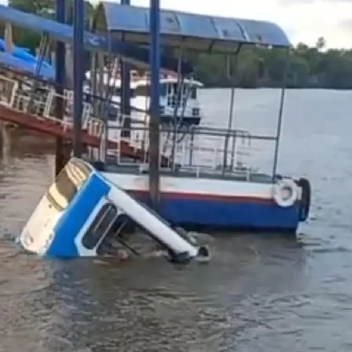 Milagre em Porto do São Francisco, ônibus cai e afunda no rio e não houve mortes