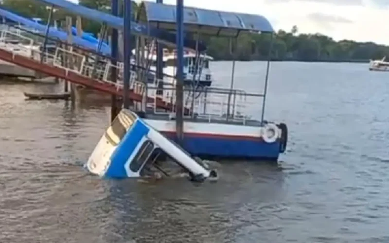Milagre em Porto do São Francisco, ônibus cai e afunda no rio e não houve mortes